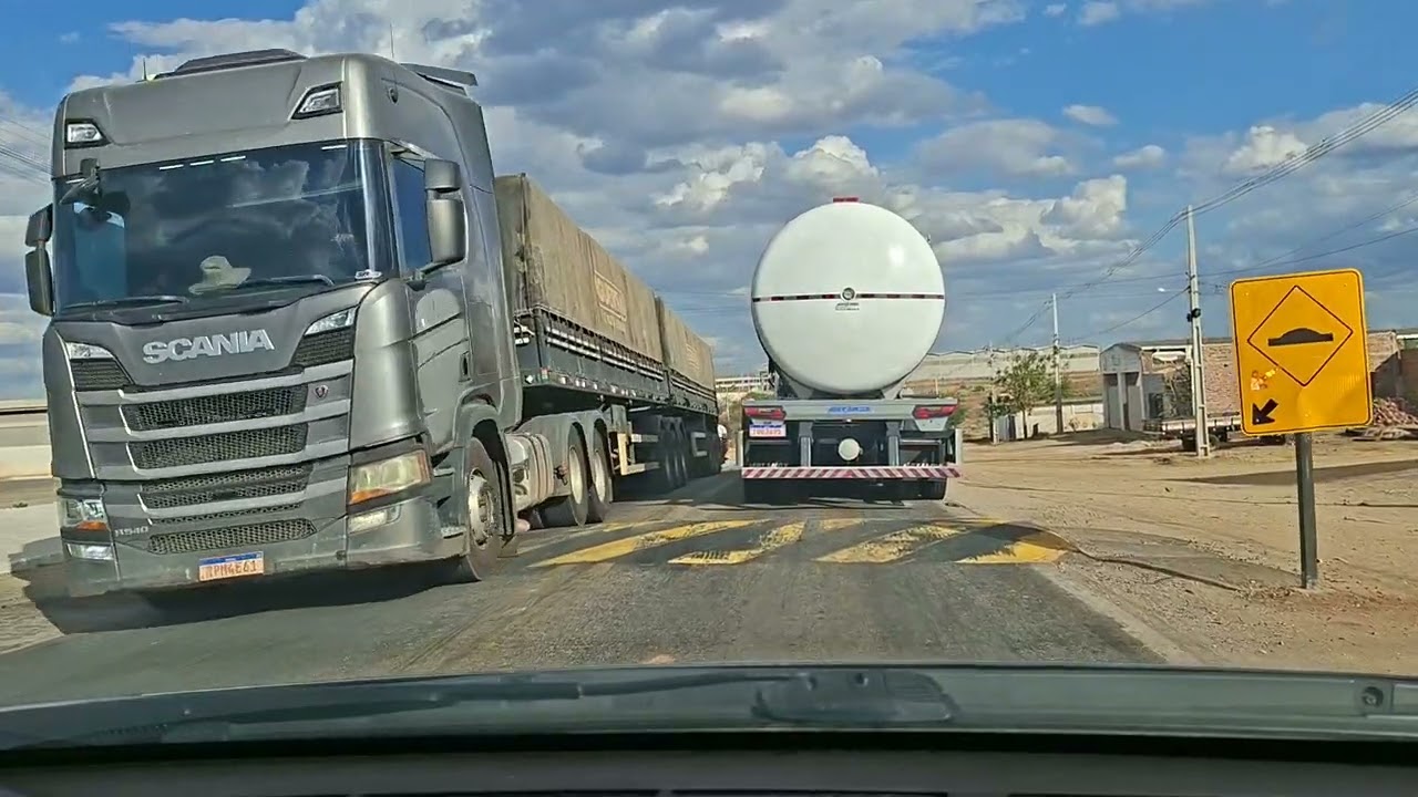 Viagem de carro ao nordeste, passando em sertania. 