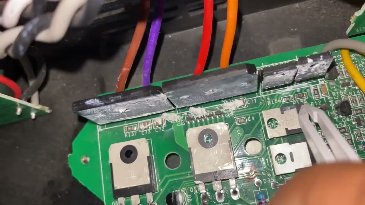 Reparación de Amplificador QSC GX5, un canal no enciende, clip derecho se queda encendido.