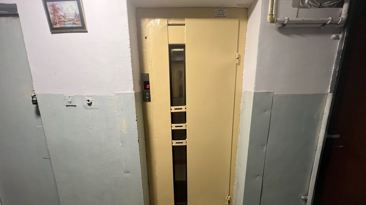 Old Modernised IFMA Traction Elevator@Strada Mircea Cel Bătrân Nr.45 Bl.39 Sc.C, Brașov, Romania