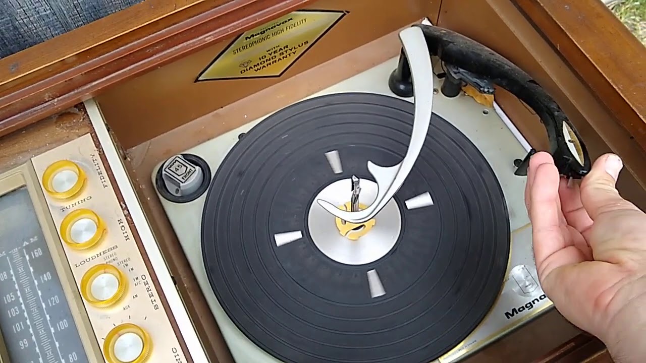 Brief evaluation of 1964-65 Magnavox console. Adopt it!