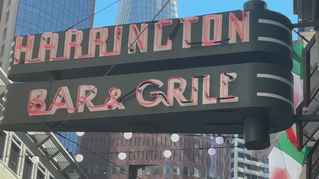 Жители Сан-Франциско отмечают День Святого Патрика уличной вечеринкой на улице Фронт-стрит.