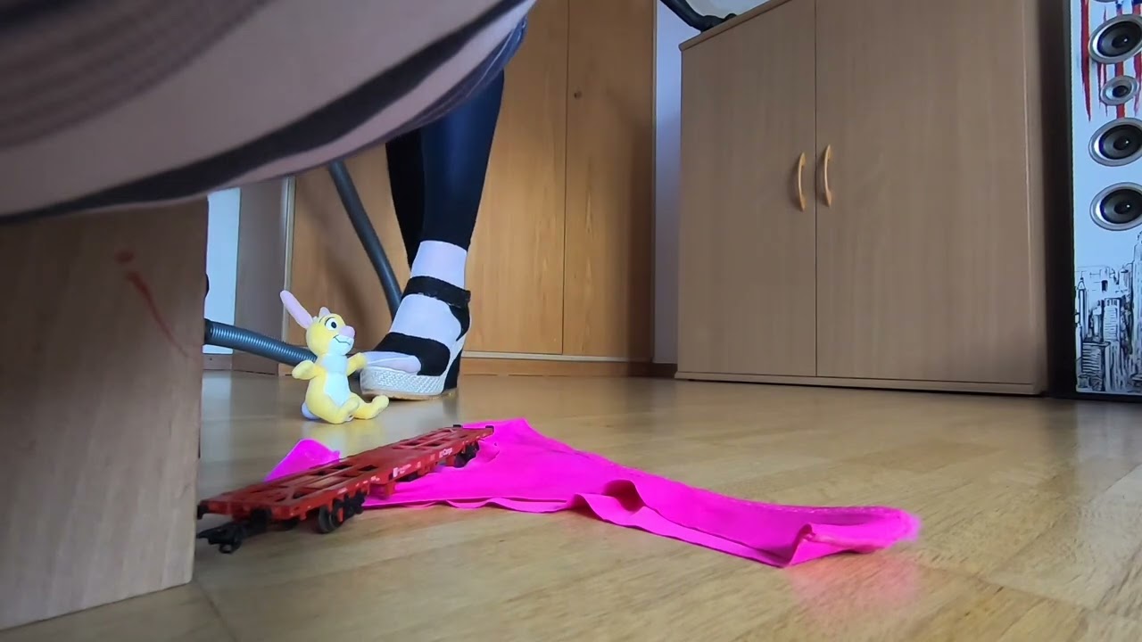 Vacuuming a messy boy‘s room with my Electrolux
