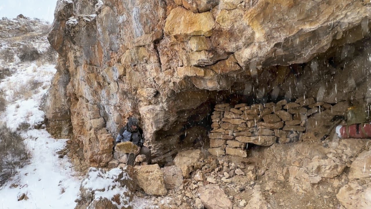 Building a warm and cozy cave with a fireplace inside | Winter survival camp