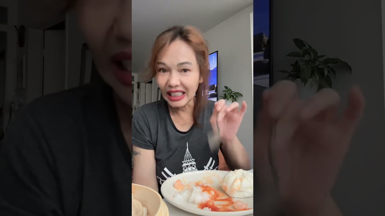 Lahapnya Bunda Corla Makan Dimsum Jumbo