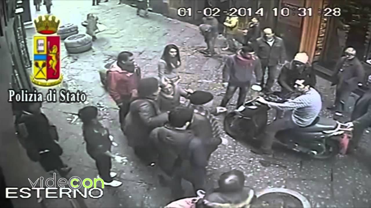 Scippo nei vicoli a Napoli, solo un immigrato difende la donna
