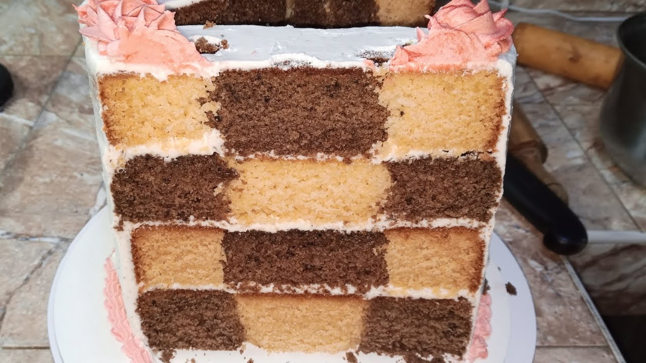 Torta Ajedrez, torta de vainilla y chocolate, diseño sencillo.