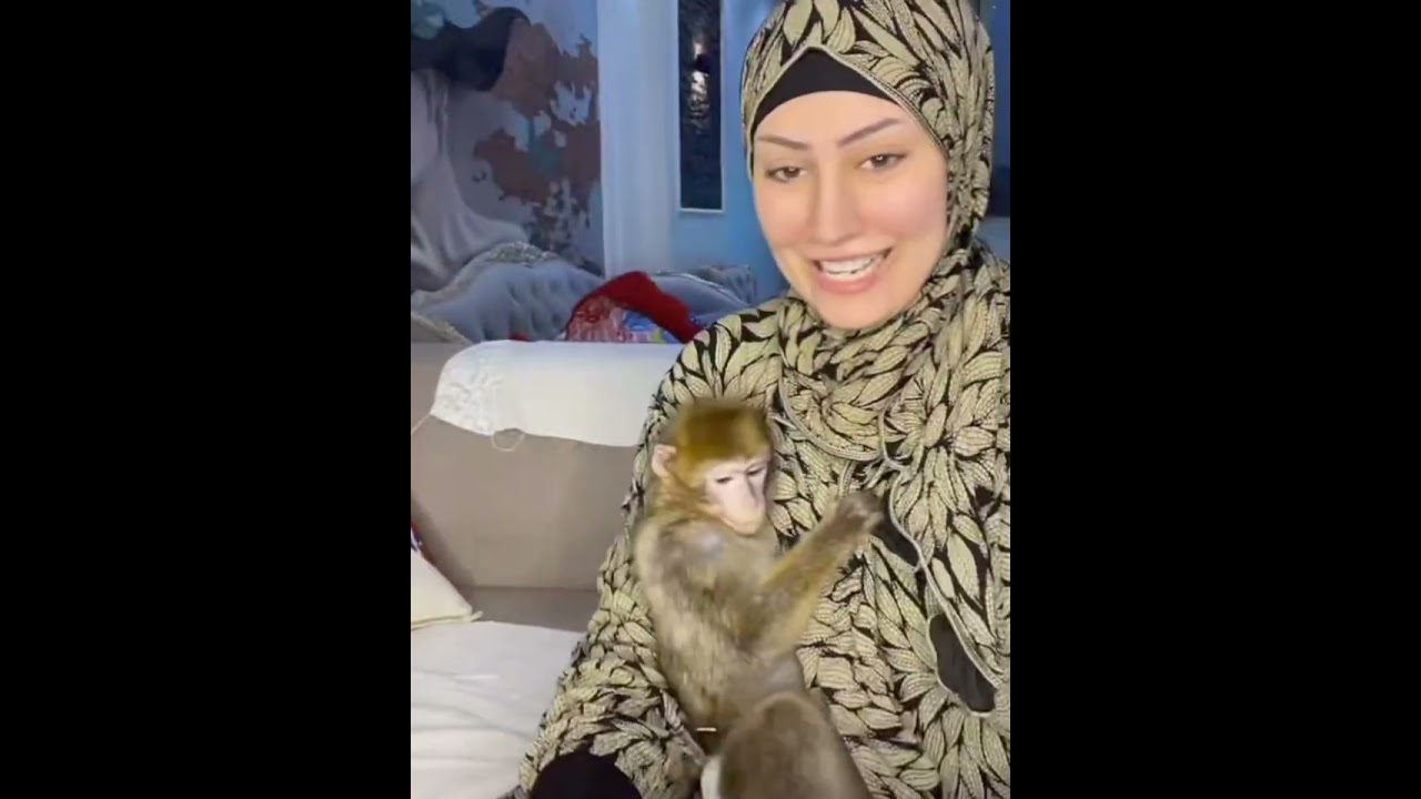 شاكيرا واخدة شاور 😍😍🙊🙊