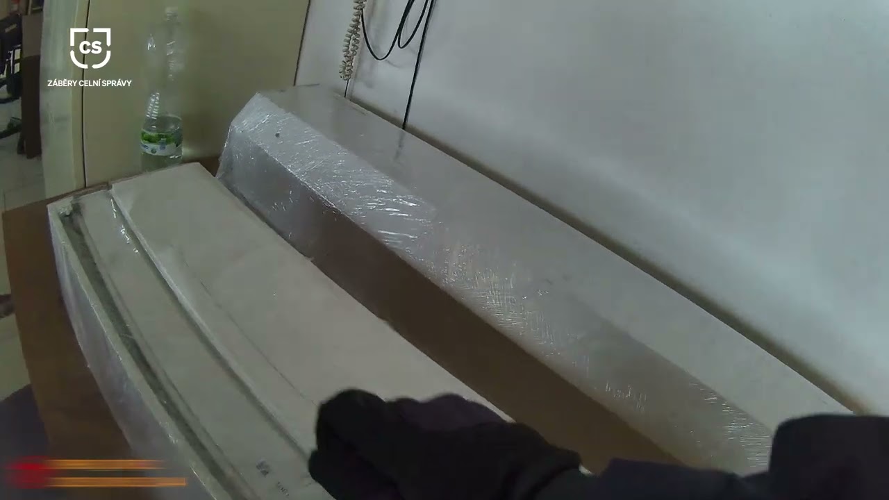 ZÁCHYT NEZNAČENÝCH CIGARET UKRYTÝCH MÍSTO ŽALUZIÍ
