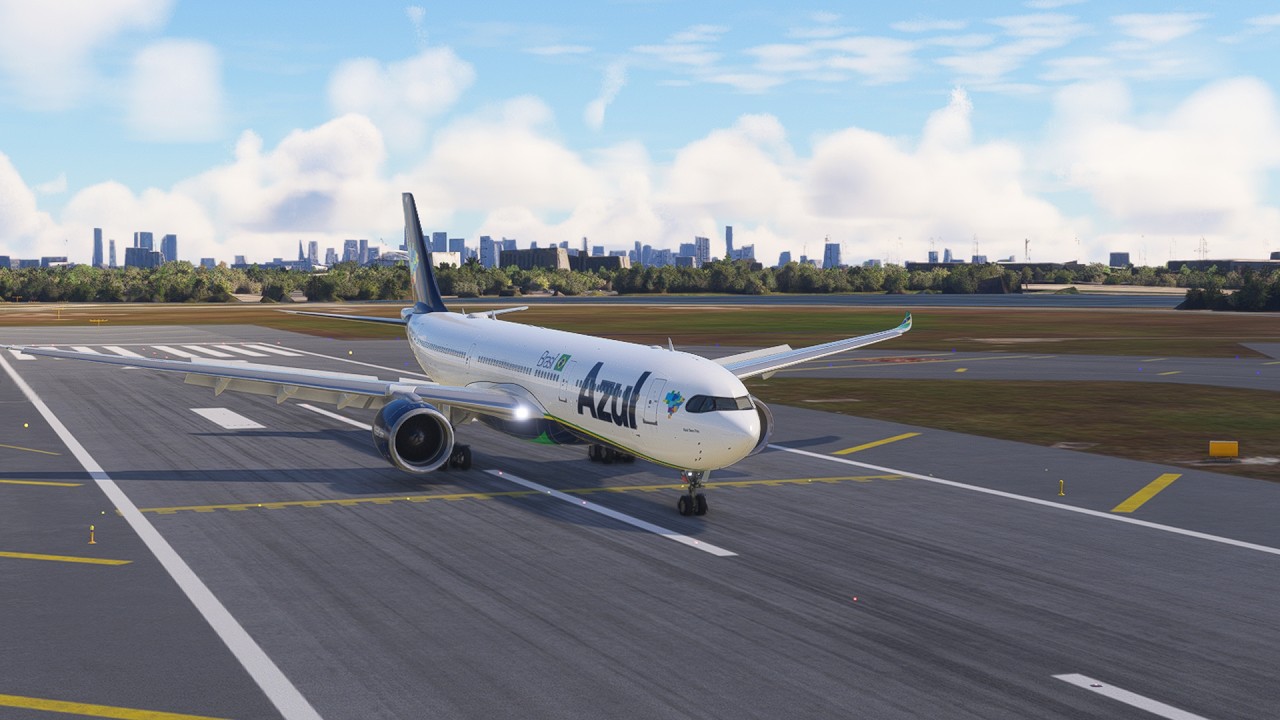 Crosswind Landing!! Azul Boeing 777-200 Battles Strong Winds at Miami Airport