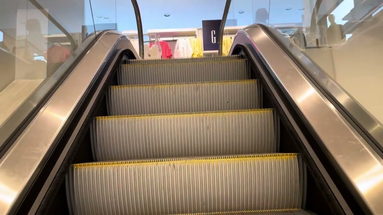 1-й сет: Эскалаторы ThyssenKrupp в торговом центре Next в торговом центре Manchester Arndale.
