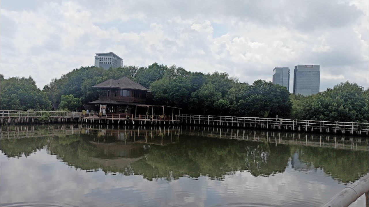 Menginap di Hutan Mangrove Jakarta dengan Penginapan Resort RedDoorz