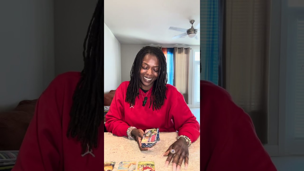 Весы ♎️ Эта женщина заботится о нём‼️ Он должен делать то, что она говорит‼️ К тому же он её боит...