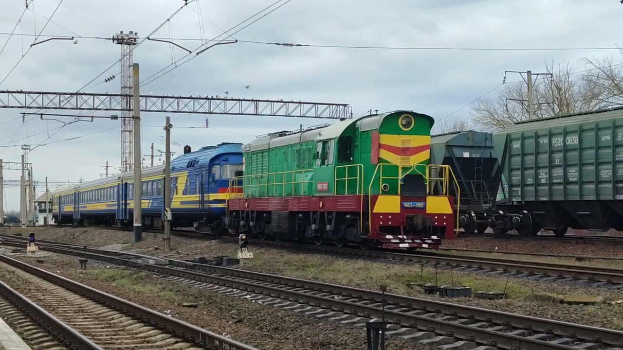 Щойно з ремонту. Тепловоз ЧМЕ3-2800 штовхає дизель-поїзд ДР1Ам-190/197