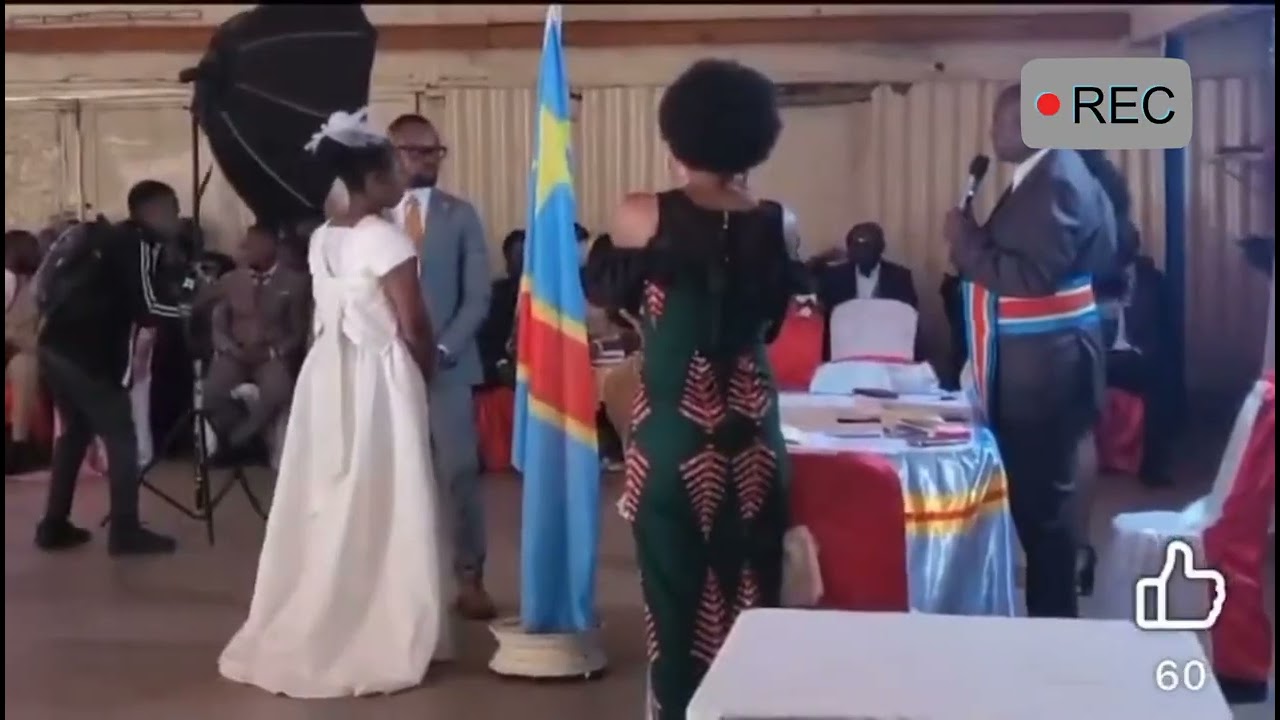 En RDC, deux jeunes de l'église du message, refusent de s'embrasser lors de leur mariage. 