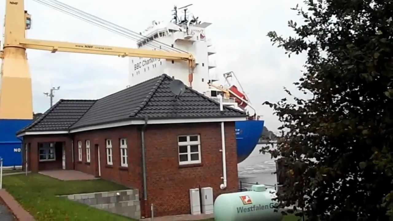 BBC Amazon IMO 9303302 dreht und fährt von Binnen in die Große Seeschleuse Emden ein