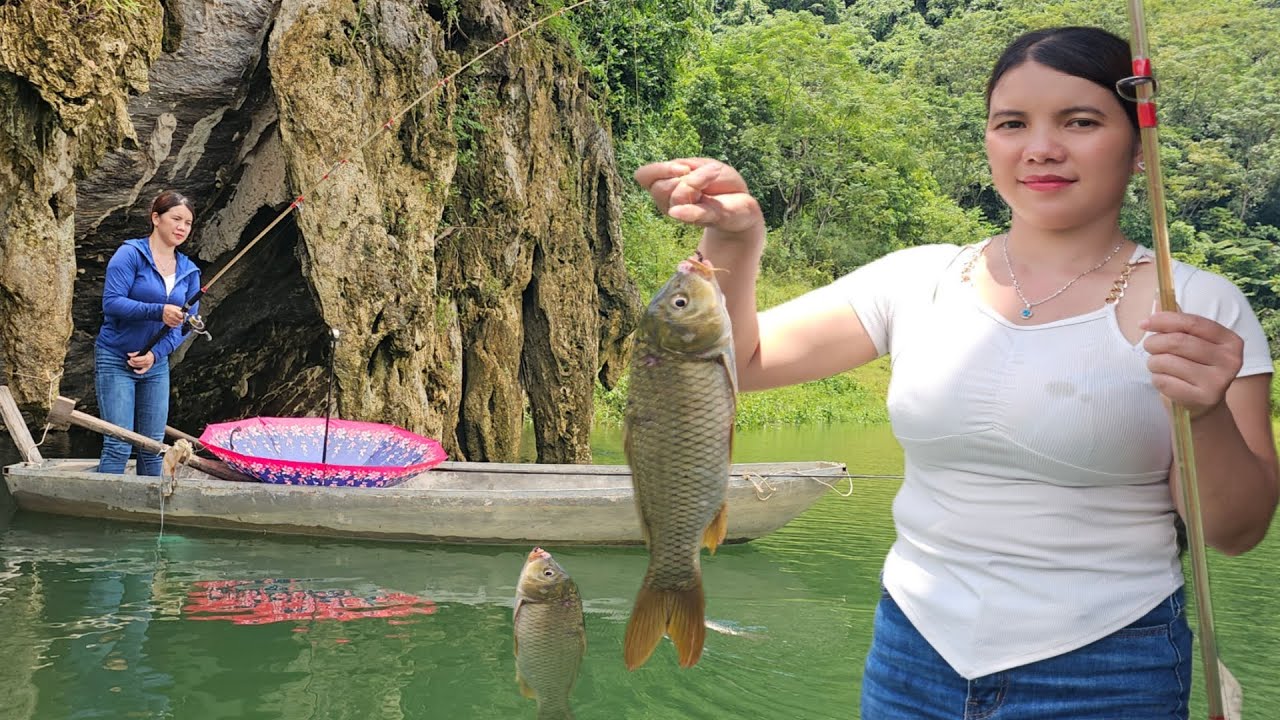 The lake water rises on many girls to catch many large fish.