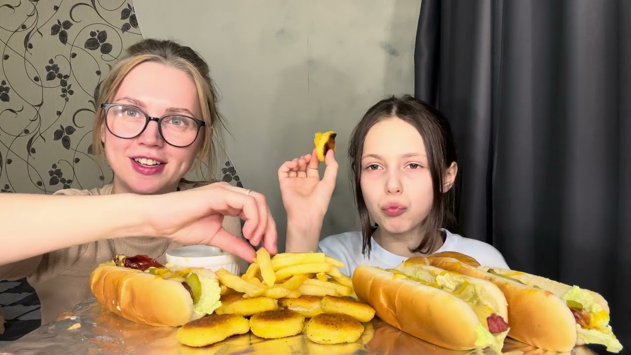 Мукбанг/ Хот Доги, Фри, бургер 🍔 С 8 Марта 🌷отвечаем на вопросы…