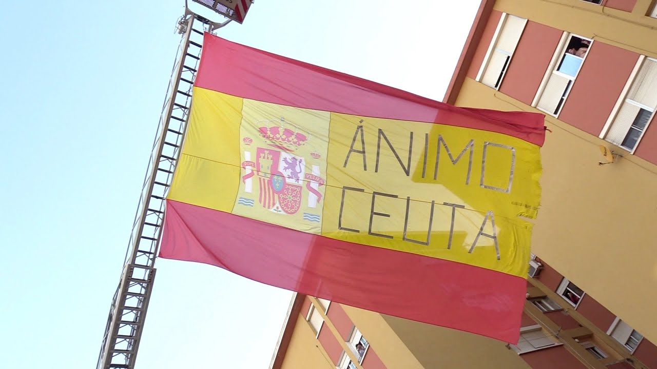 Los bomberos levantan una bandera de España a 27 metros en Bermudo Soriano