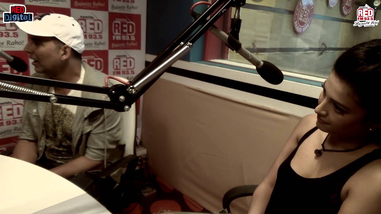 Akshay Kumar & Shruti Hassan with RJ Malishka - GABBAR (Part 4)