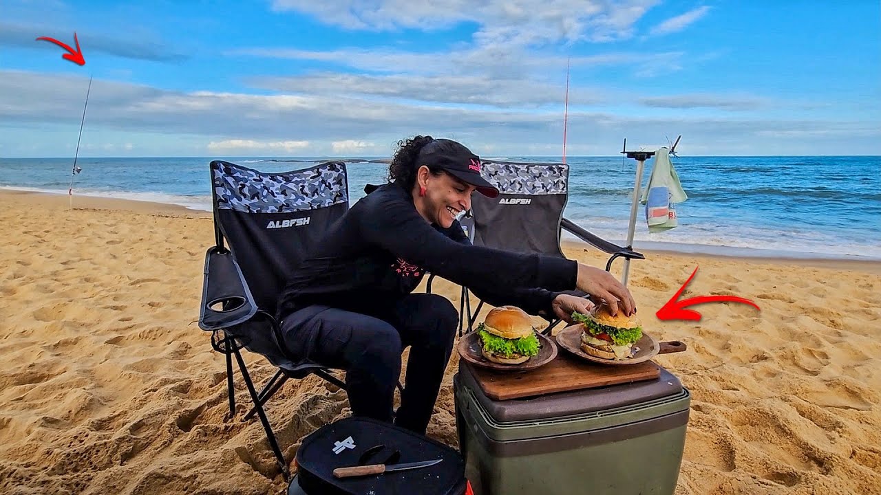 HAMBÚRGUER DE PEIXE ARTESANAL | Pesquei e Preparei o Melhor Hambúrguer na Praia - Catch And Cook