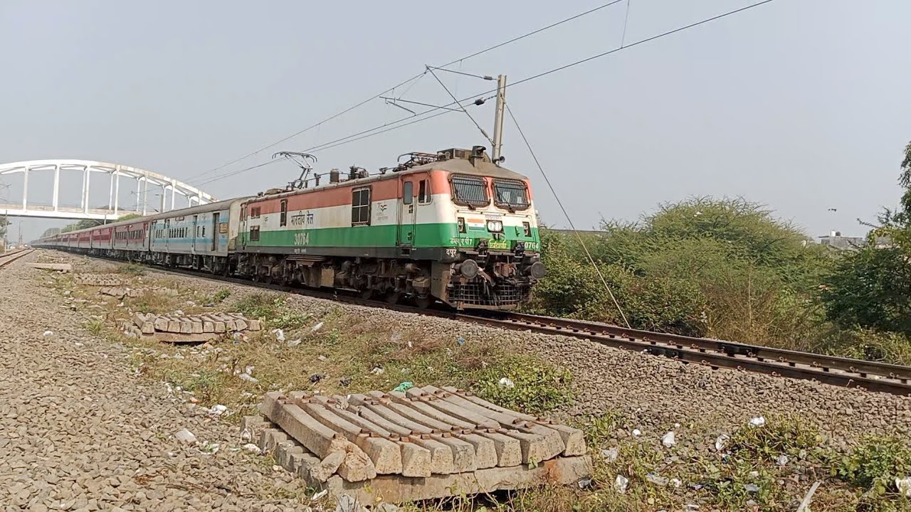 12108 Sitapur - Mumbai Ltt Superfast Express Leading Tri Colour SRC Wap7 30764 Loco #indianrailways 