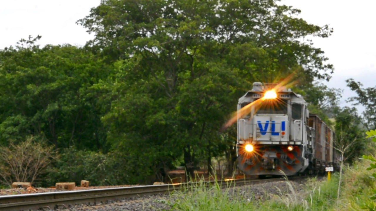 Trem de carga em Orlândia (SP) transportando enxofre.