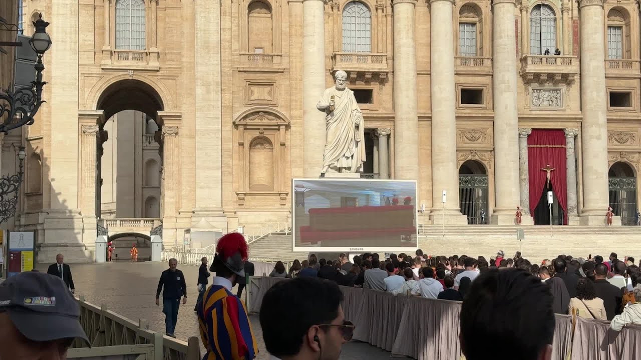 La traslazione della bara di Papa Francesco: il feretro a San Pietro e l'applauso dei fedeli