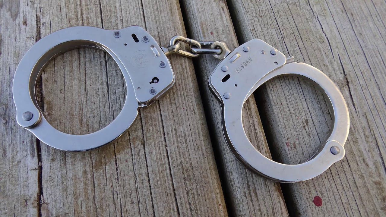 Smith & Wesson Model 100-1 Handcuffs, Nickel