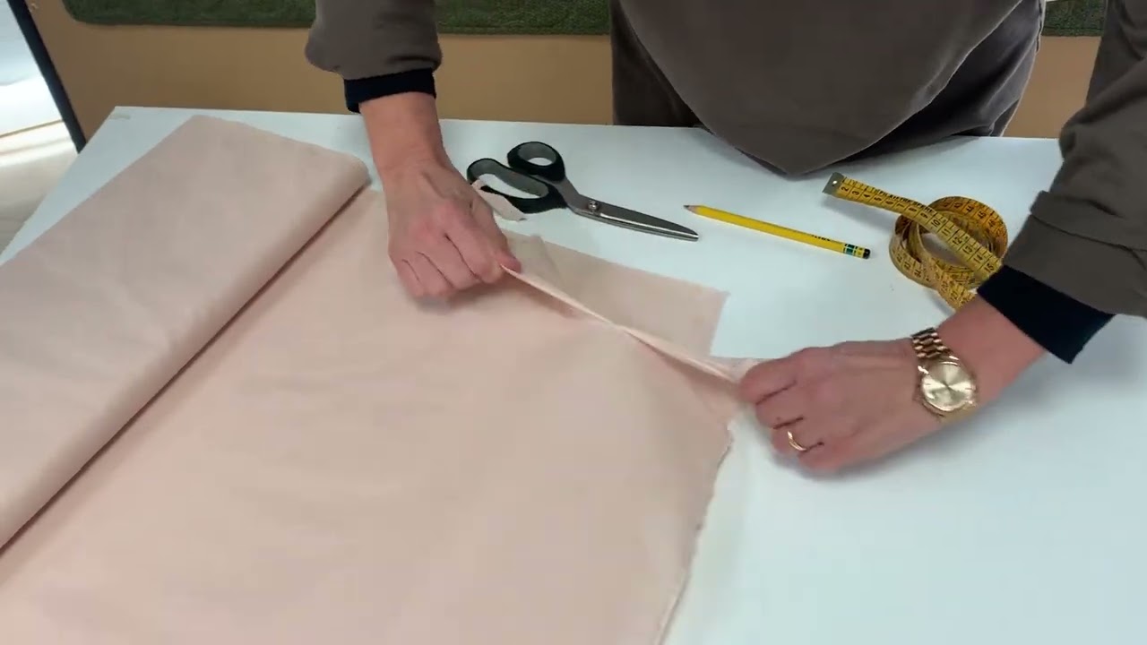 Come tagliare il tessuto &ldquo;dritto&rdquo; senza forbici