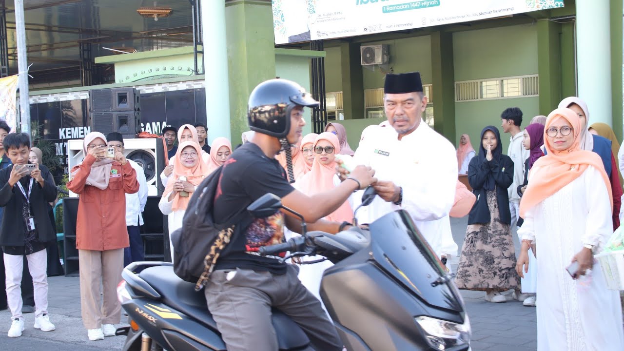 MTSN 4 BANYUWANGI LAKSANAKAN TAKJIL ON THE ROAD 