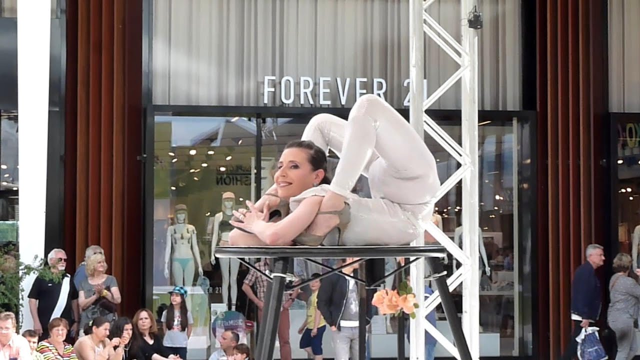 Contortion in a Shopping Mall. Would you like to do shopping with her?