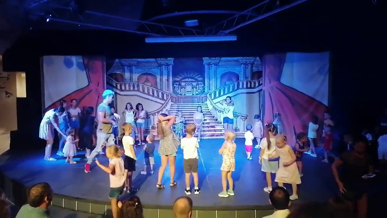 Alya Simay arkadaşlarıyla oyun oynuyor / Alya Simay plays with her mini club friends.  Watch full