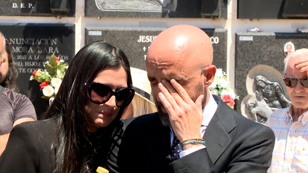Miguel Almanzor, roto en el entierro de su madre 'Mari Carmen y sus muñecos'