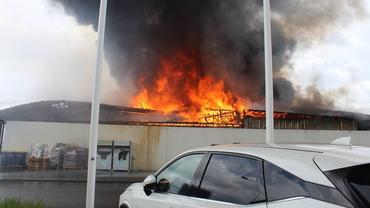 Brand in Aßlarer Gewerbehalle