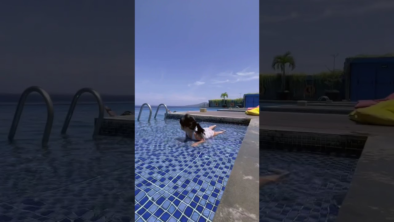 Queen bermain air di kolam renang