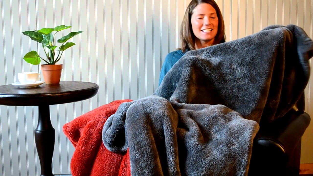 Extra-Fluffy Blanket Product Video