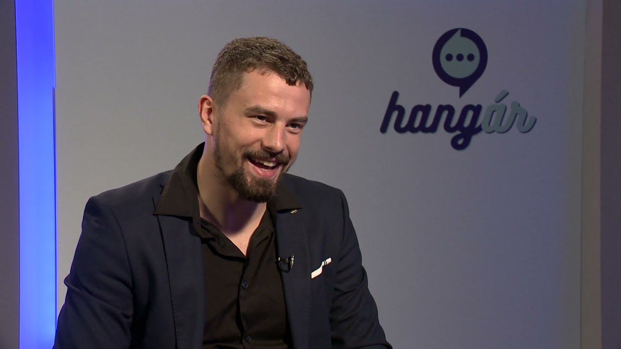 Hárspataki Gábor a hangárban