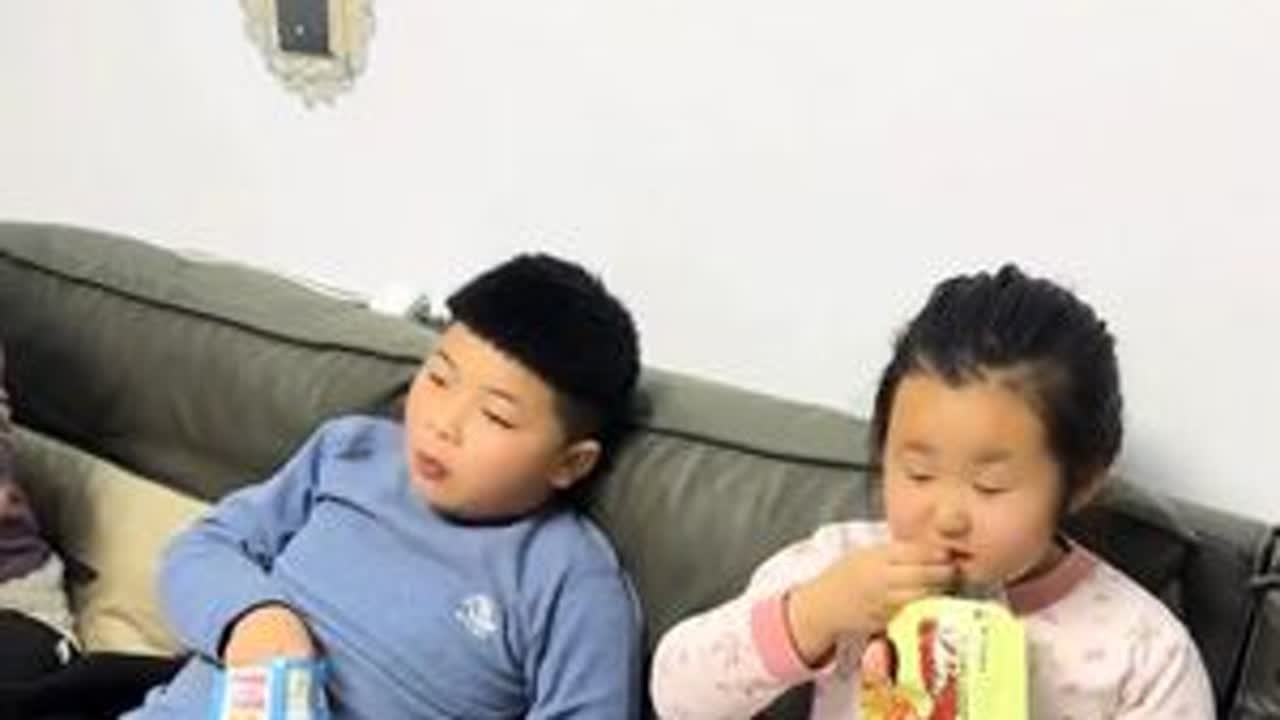 腊月二十六，上午去花鸟市场挑了几盆绿植🪴，给家添点生机。下午回娘家，在哥哥家吃着热气腾腾的火锅🍲。三个小朋友嬉笑打闹，热闹又治愈。平凡的一天，藏着最踏实的幸福。年越来越近愿新的一...