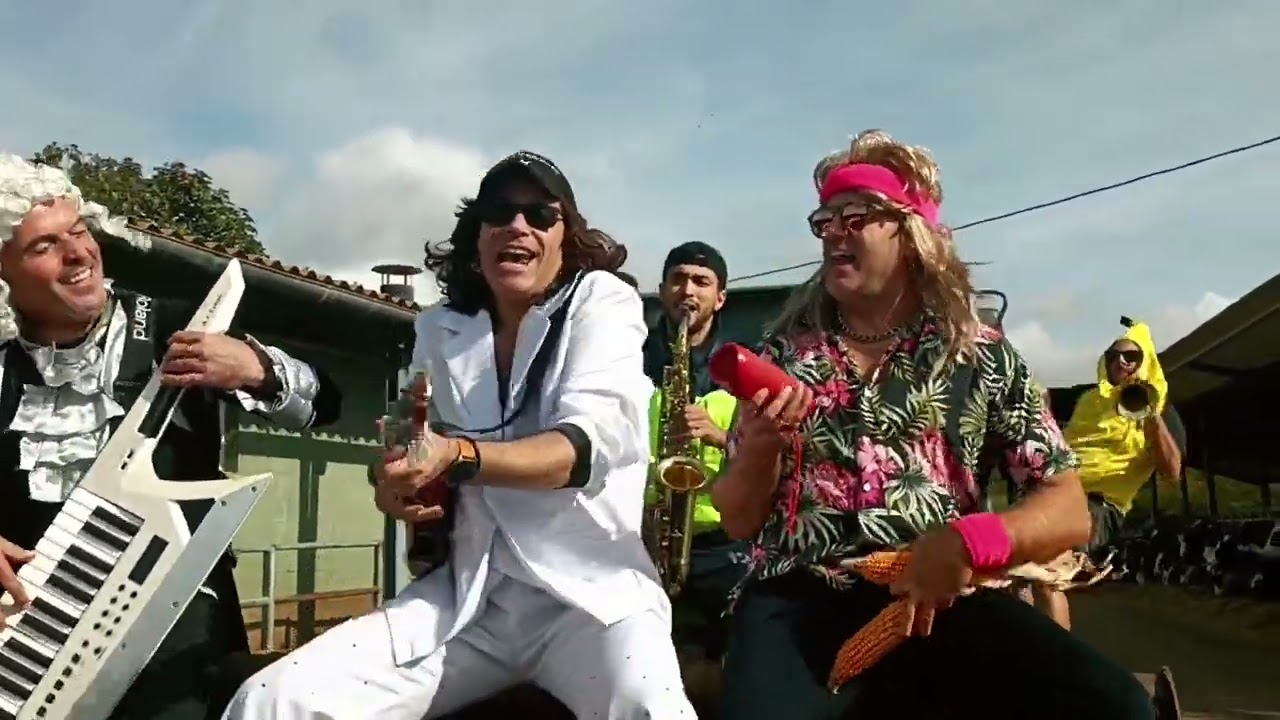 Videoclip muuuu guapo 🐄🤠 de “La leche entera” 🥛