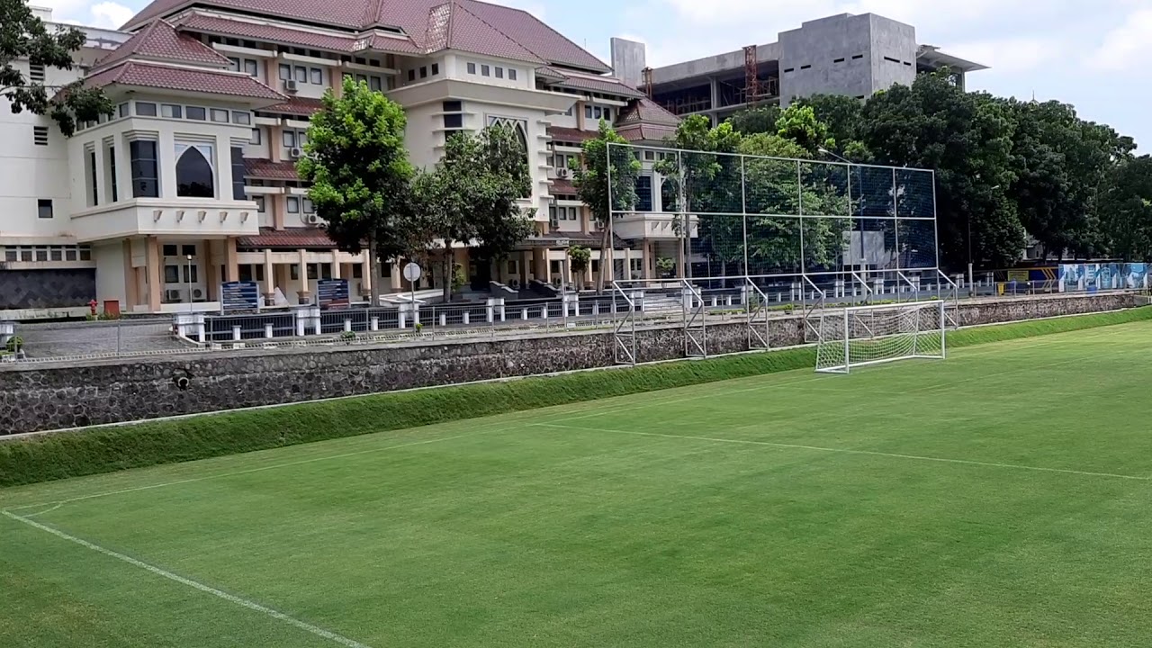 Lapangan sepakbola UII Universitas Islam Indonesia Yogyakarta #kampus #jogja #bagus #terawat #hijau