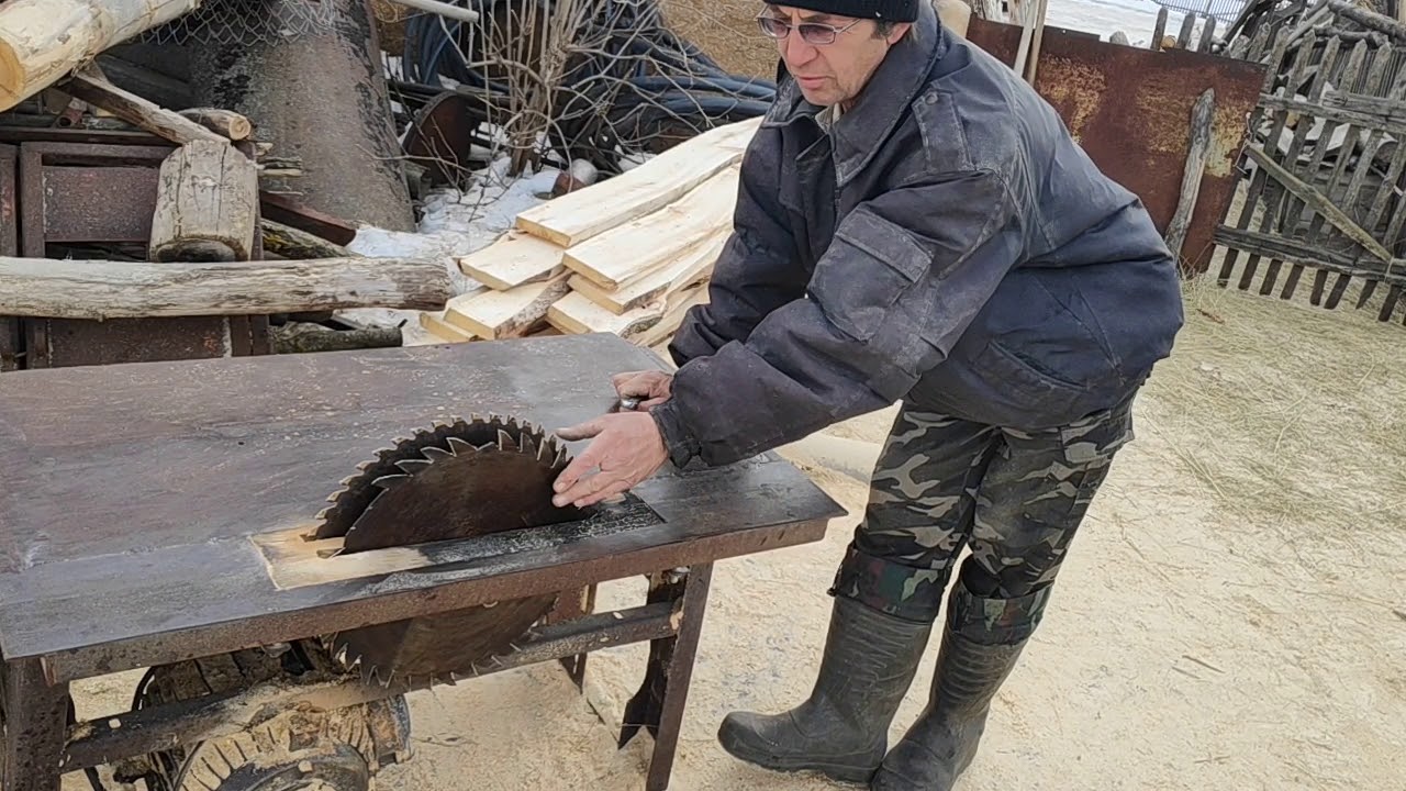Пилю бревна на доски циркуляркой