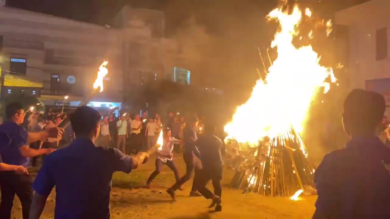 Đốt lửa trại trong Hội trại 