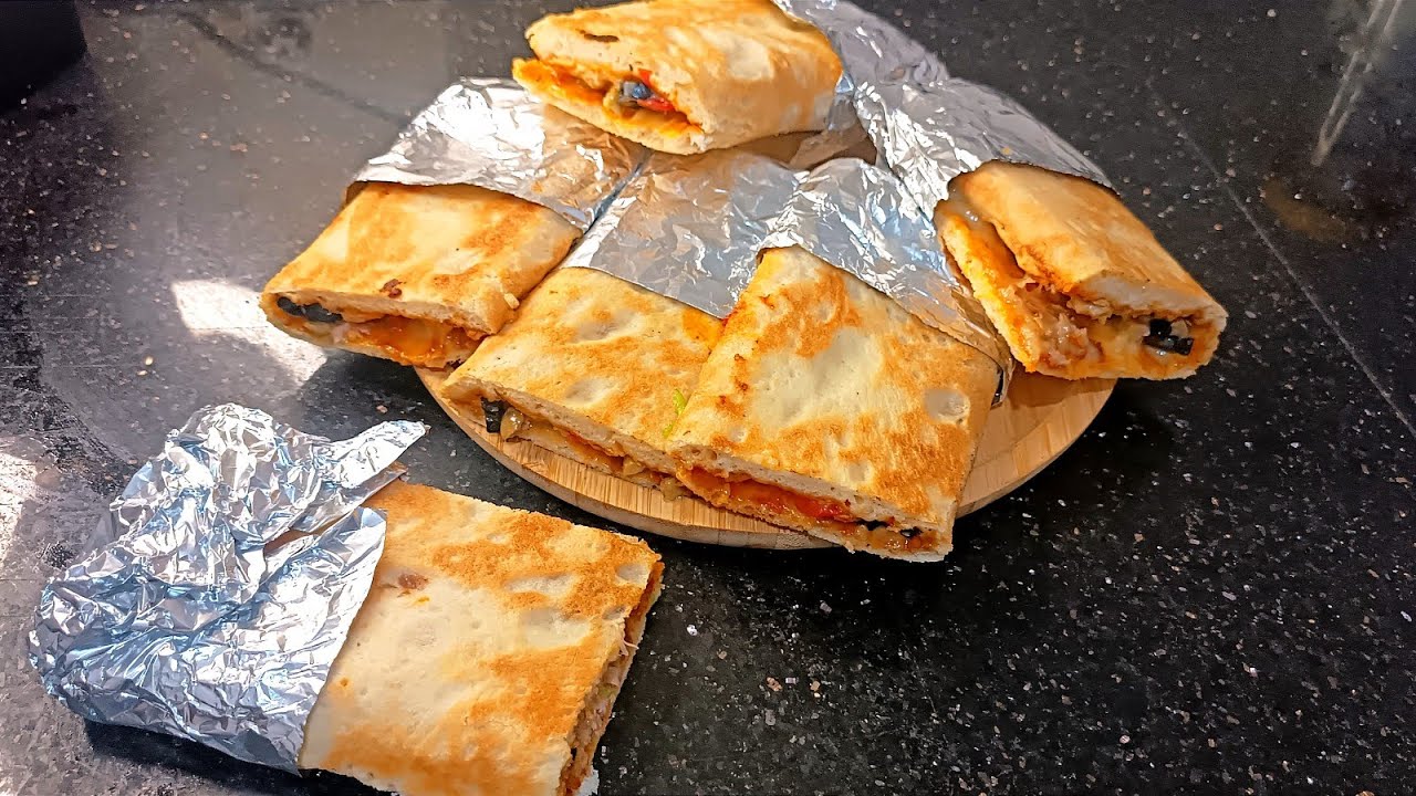 بيتزا امطبقه بطريقه سهله جدا وناجحة من اول مره بعجين اقتصاديه خفيف شكل وطعم جميل ❤️ أم ياسمين 🇱🇾