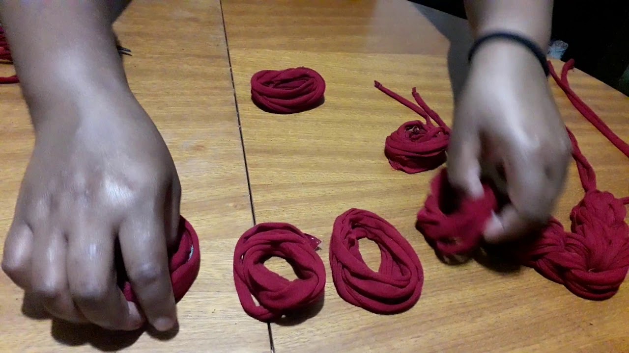 Colar estilizado feito com tiras de camiseta velha.