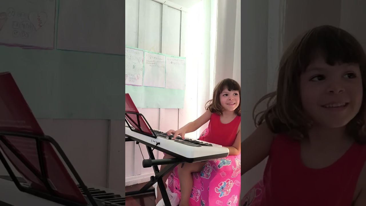 Aquele momento que a criança percebe que consegue tocar com outros dedos que não apenas o indicador🥰