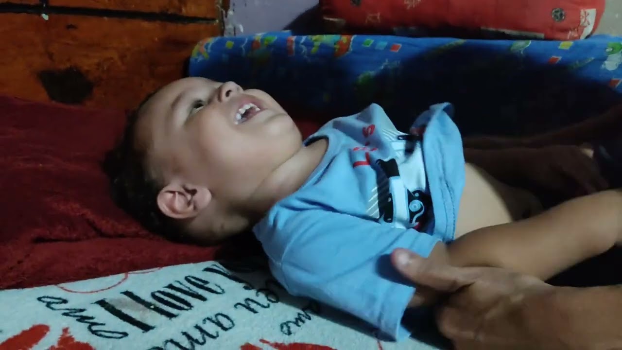 mamãe fazendo cócegas no Luquinhas