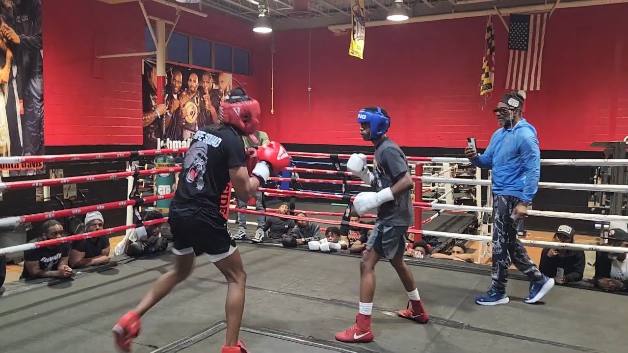 Non-stop Action: Amateur Boxers Battle It Out For 10 Rounds In Spar Wars!