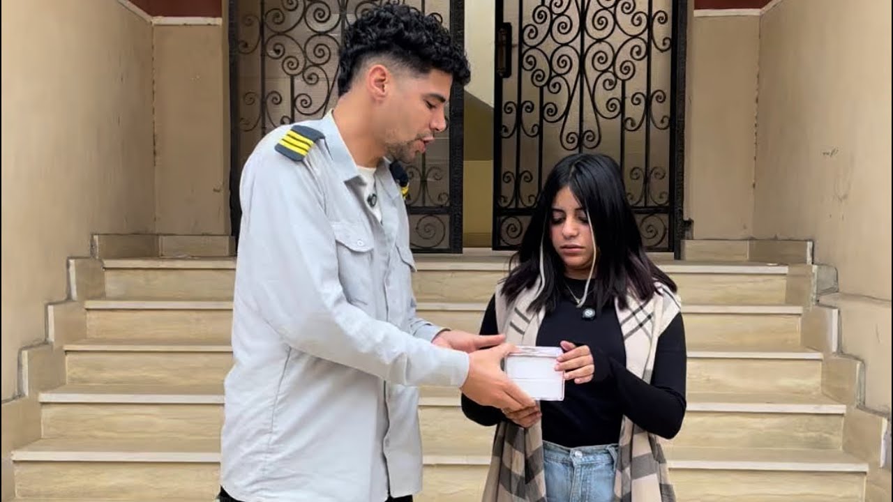فرد امن يعطي هدية لمرات صاحب الفيلا وللأسف 😱