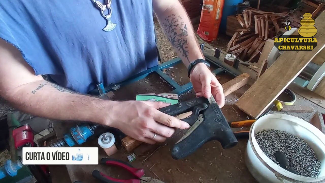 Apicultura Profissional- PREPARAÇÃO DOS CAIXILHOS (MONTAGEM,FURAÇÃO,ILHÓS,MARCA,ARAME,CERA)