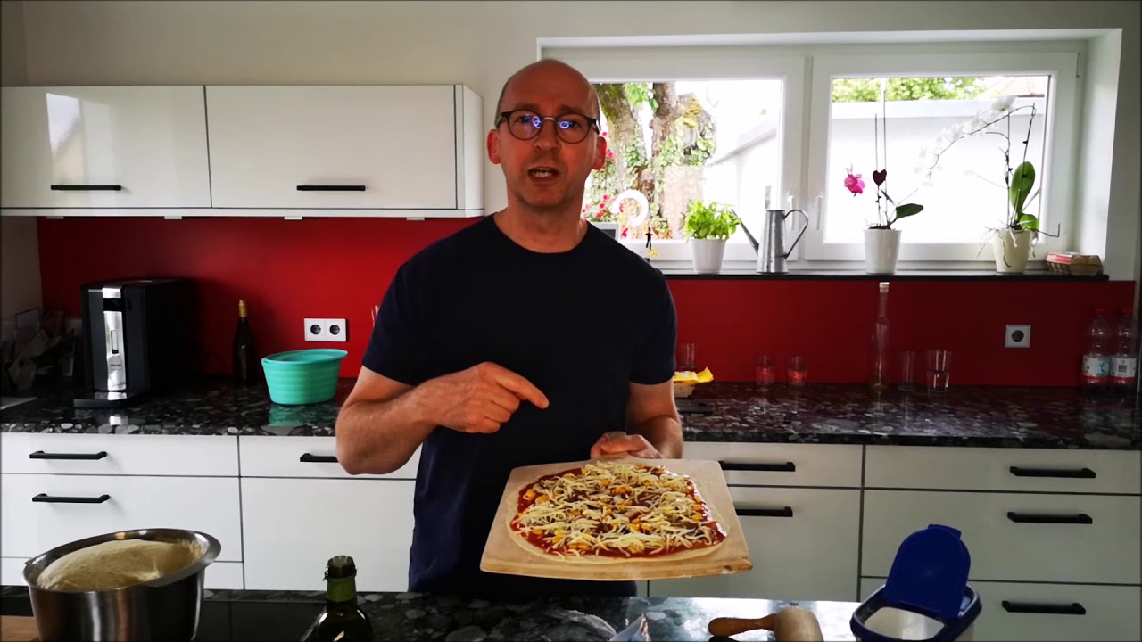 Pizza auf dem Pizzastein